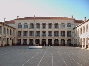 COLLEGE MODERNE LECLERC SIDI BEL ABBES 08 EN AVRIL 2005 LA COUR